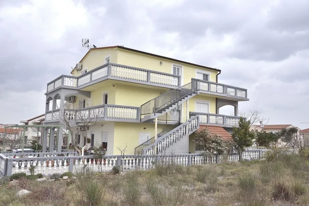 Vodice – Casa de dos plantas con 6 apartamentos, 373,15 m², a 800 m de la playa Hangar.
