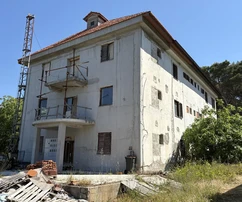 Spaziosa casa in vendita sull'isola di Zlarin di 1200 piedi quadrati in Croazia