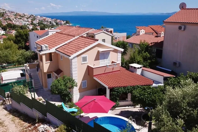 Čiovo, Okrug G., maison individuelle de 163 m2, avec 2 appartements, piscine, cuisine d'été.