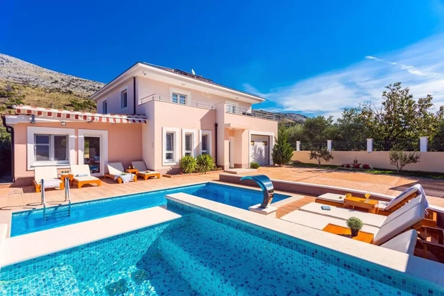 Maison spacieuse avec piscine à vendre près de Split en Croatie