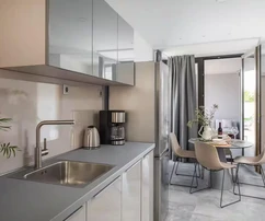 Vis, Komiža, appartement d'une chambre au rez-de-chaussée d'un immeuble neuf