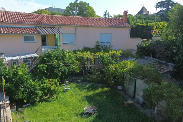 Maison individuelle avec deux appartements à vendre à Pula en Croatie