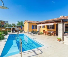 Poreč : Eladó lenyűgöző villa medencével és panorámás kilátással