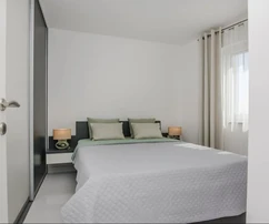 Casa multifamiliar con tres unidades residenciales, completamente equipada.