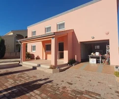 Eingeschossiges Haus mit Galerie, Garage, Keller und schönem Garten