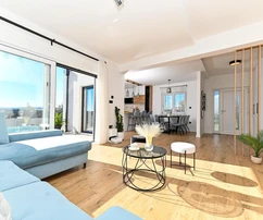 Kastela, nowo wybudowany dom z basenem i widokiem na morze