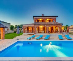 Istryjski kamienny dom z basenem na sprzedaż w Višnjan w Chorwacji