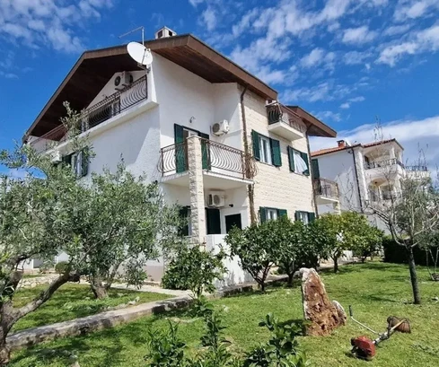 Ciovo, Okrug, apartmánový dom 350 m2, 10 apartmánov, garáž, výhľad na more