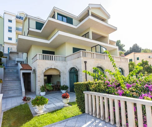 Apartmánový dům s výhledem na moře na prodej v Chorvatsku