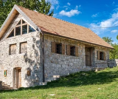 Lika, Plitvická jezera, oplocený areál o rozloze 40 000 m² s 11 domy, výjimečně vzácná investice