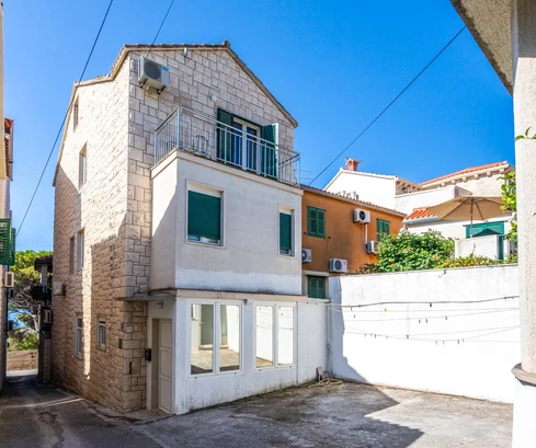 Casa in pietra disponibile nel cuore di Bol in Croazia