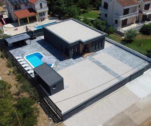 Casa moderna con piscina disponibile a Ninski Stanovi in ​​Croazia