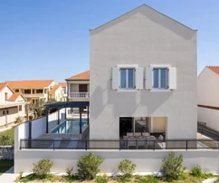 Villa fronte mare di pregio vicino a Zara – 4 camere da letto, alto potenziale di affitto
