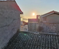 K. Štafilić, casa a schiera in pietra di 140 m2, a 50 m dal mare, centro città