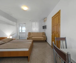 Casa de siete apartamentos con piscina en venta en Skradin, Croacia