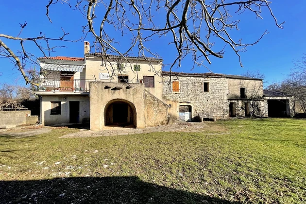 Istria, Kanfanar: Kamienny dom, stodoła, duże podwórko