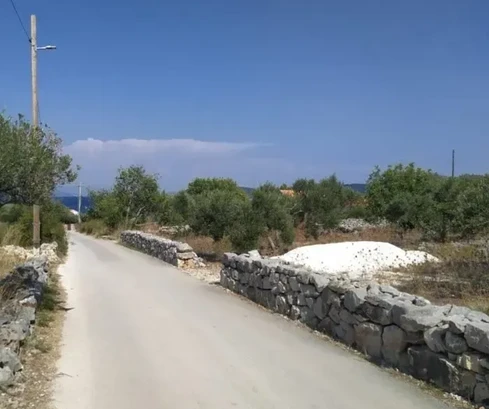 Trogir-okolie, Drvenik Mali, stavebný pozemok 1052 m2, 150 m od mora