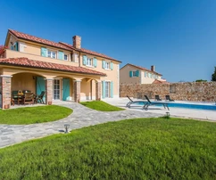 New villa with pool, in quiet location!