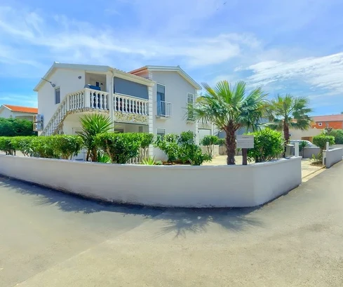 Dom apartamentowy z 4 jednostkami mieszkalnymi, 140 metrów do plaży Prezida