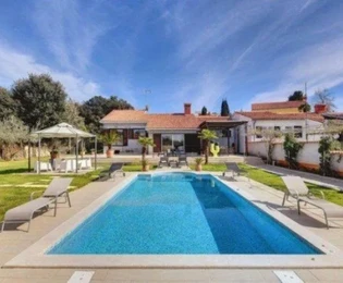 Schöne Villa mit Pool direkt am Meer, Istrien, Medulin