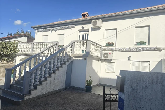 Jadranovo, ház három apartmannal, tengerre néző kilátással, parkolóval és kerttel, közel a tengerhez