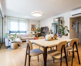 Split, Znjan: Schöne Zwei-Zimmer-Wohnung in einem Neubau mit Balkon und Aufzug