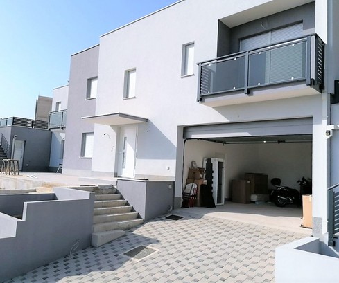 Prostorná moderní vila nedaleko Splitu s nádherným výhledem na moře