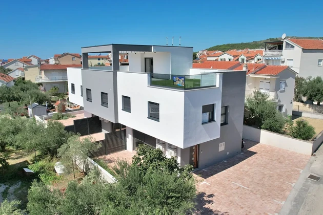Vodice - Dwupoziomowe mieszkanie S1 z ogrodem, tylko 150 m od plaży