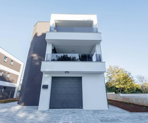Istrie, Medulin : Appartement moderne de quatre pièces dans un élégant immeuble neuf au premier étage