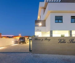 Beeindruckende Villa mit fünf Wohnungen, Istrien, Pula