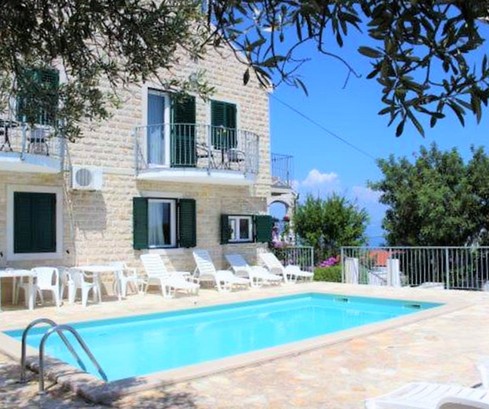 Villa a Brac con piscina e vista sul mare, appartamenti completamente arredati