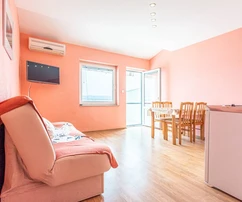 Apartmánový dům na prodej s výhledem na moře v Omiši v Chorvatsku