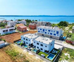 Отличное расположение! Современная квартира с бассейном и двором - 130 м от пляжа