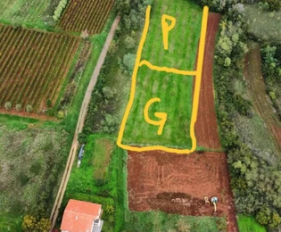 Istra, Višnjan: Građevinsko zemljište u mirnom istarskom selu na prodaju