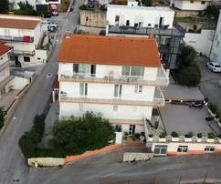 Podstrana, Strožanac, Einfamilienhaus mit 6 Wohnungen, 230 m vom Meer