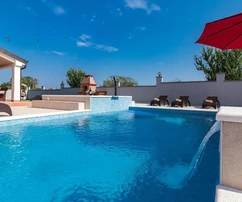 Valdebek Pula városrészben medencés önálló családi ház eladó Horvátországban