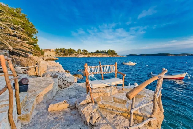 Apartmánový dům na prodej na ostrově Hvar přímo u moře v Chorvatsku