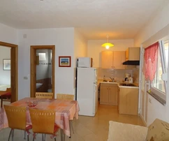 Apartmán v přízemí na jižní straně ostrova Vir, klidná a tichá část ostrova Vir