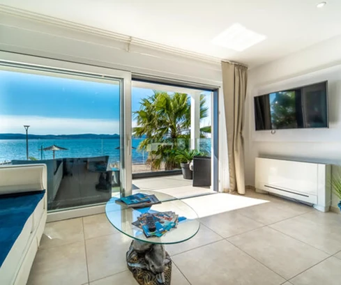 Appartamento con due camere da letto in vendita a Bibinje direttamente sul mare in Croazia