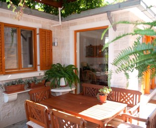 Incantevole appartamento a Brac con cortile e cucina estiva