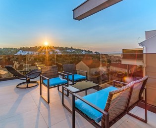 Modern két szobás lakás Brač szigetén, lenyűgöző tengerre néző kilátással