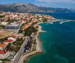 Piękny kamienny dom nad morzem