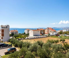 Dom z trzema mieszkaniami na sprzedaż w Podstranie w Chorwacji