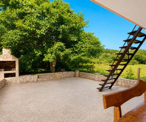 Krk, Baška, casa unifamiliar con dos apartamentos y un jardín espacioso
