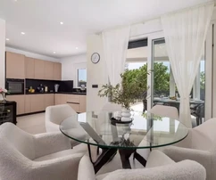 ¡VILLA ATRACTIVA CON PISCINA EN UNA ZONA TRANQUILA!