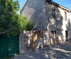 Продается каменный дом прямо на берегу моря в Сутиване в Хорватии.