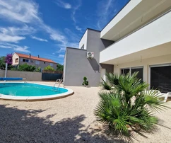 Vir, casa de 4 dormitorios con piscina y garaje en el centro