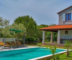 Istrien, Krnica, charmantes Haus mit Pool in ruhiger Wohngegend