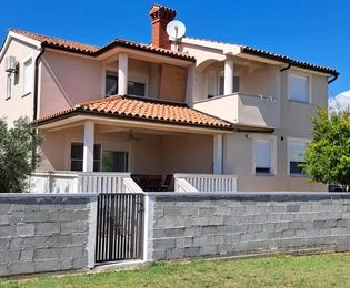 Amplia casa en venta en Fažana con tres apartamentos en Croacia