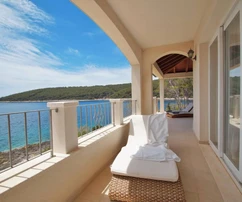 Maison moderne en bord de mer à vendre à Blato en Croatie